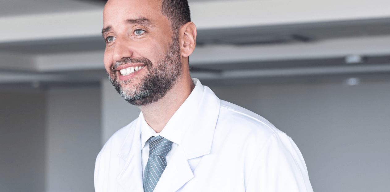 Dr. Thiago sorrindo