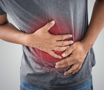 Homem com a mão na barriga e um desenho do aparelho digestivo