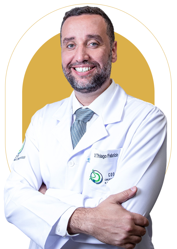 Dr. Thiago sorrindo com os braços cruzados